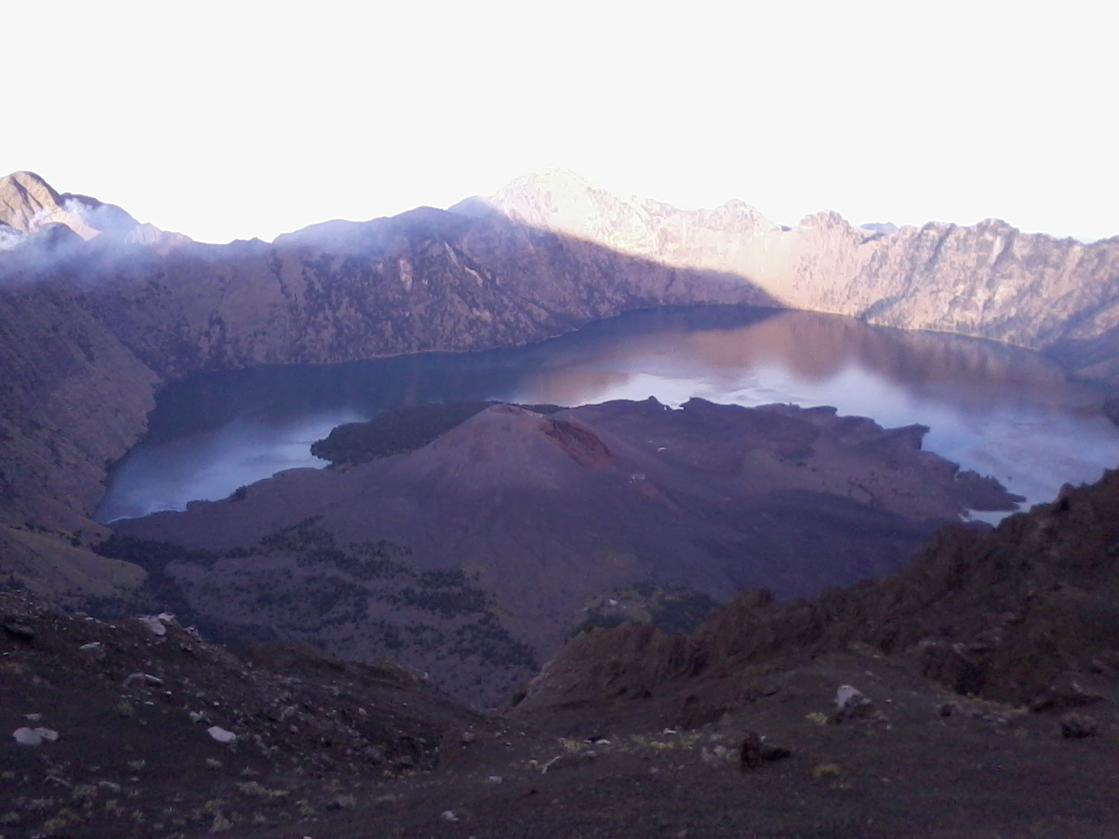 Pernah ke Rinjani. Di pos terakhir…